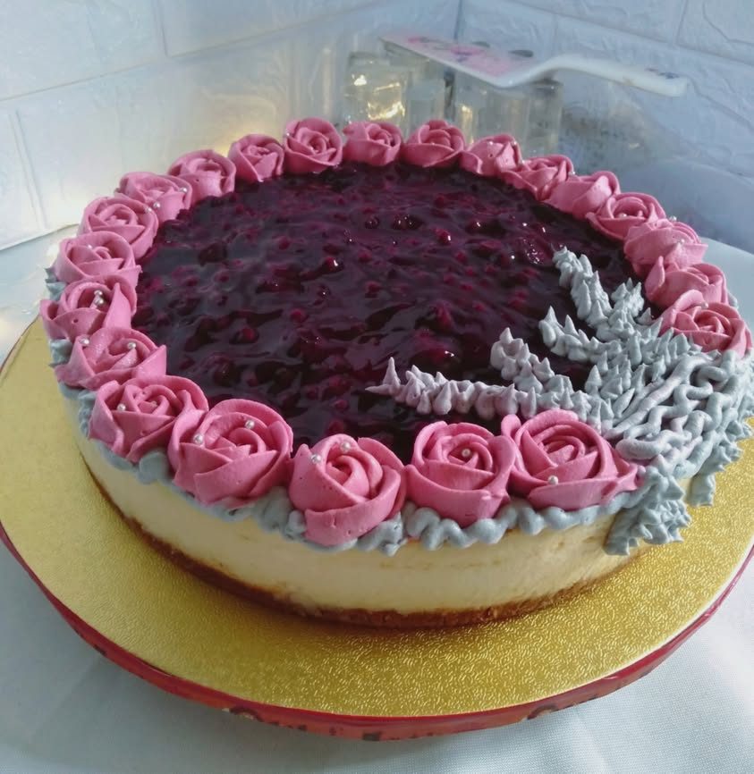 Blueberry cheesecake with rose piping