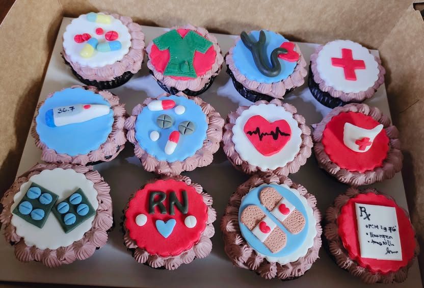 Fondant-topped cupcakes