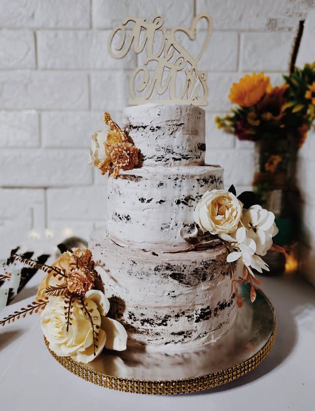 Rustic wedding cake with florals
